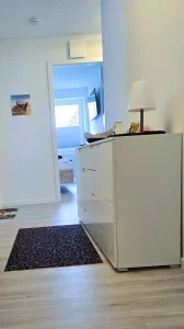Flur mit einem Komode.