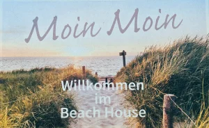 Begruessungscover Beach House. Blauer Himmel, ein Weg in der Mitte. An beiden Seiten graugrüne und bläulich-grüne Strandhafer und Strandroggen